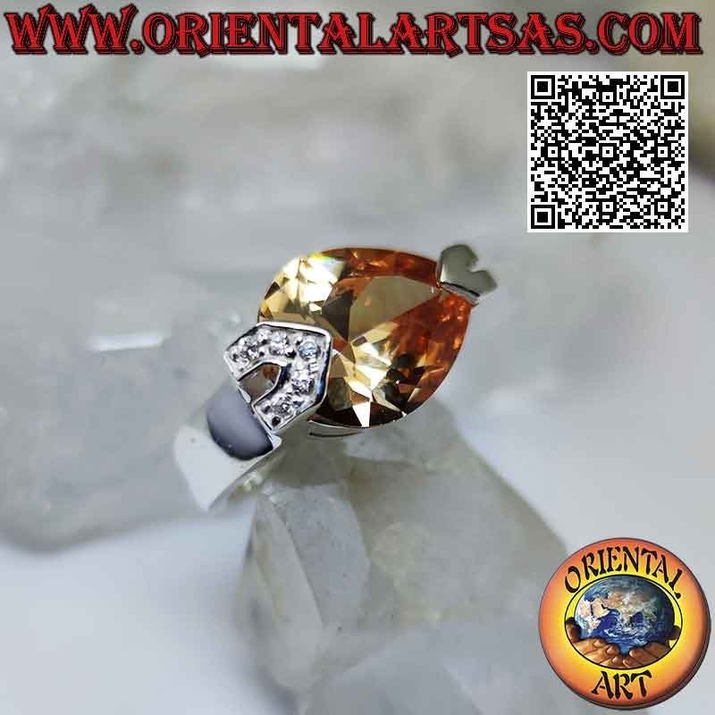 Anello in argento rodiato con zircone a goccia champagne sfaccettato con zirconi bianchi su un gancio