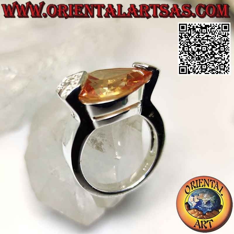 Anillo de plata rodiada con circonita lágrima champagne facetada con circonitas blancas en un gancho