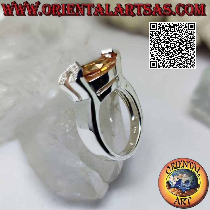 Ring aus Rhodiumsilber mit facettiertem champagnerfarbenem Tropfenzirkon mit weißen Zirkonen an einem Haken