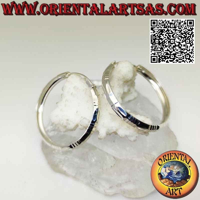 Silberne Baguette- und horizontale 40 mm breite Diamantkreis-Ohrringe.