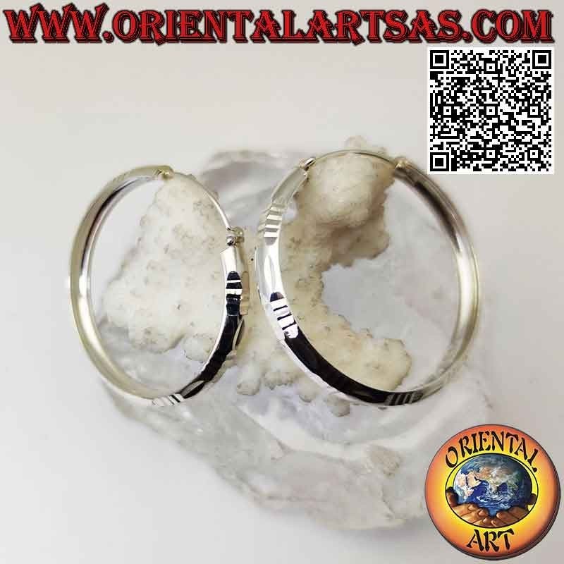 Boucles d'oreilles baguette en argent et cercle horizontal de diamants de 40 mm de large.