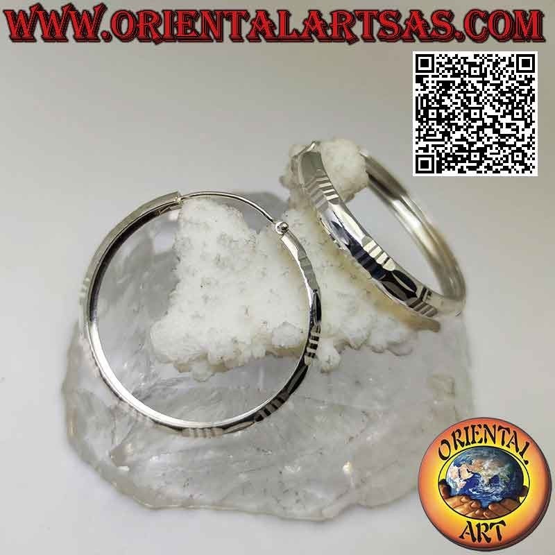 Boucles d'oreilles baguette en argent et cercle horizontal de diamants de 40 mm de large.