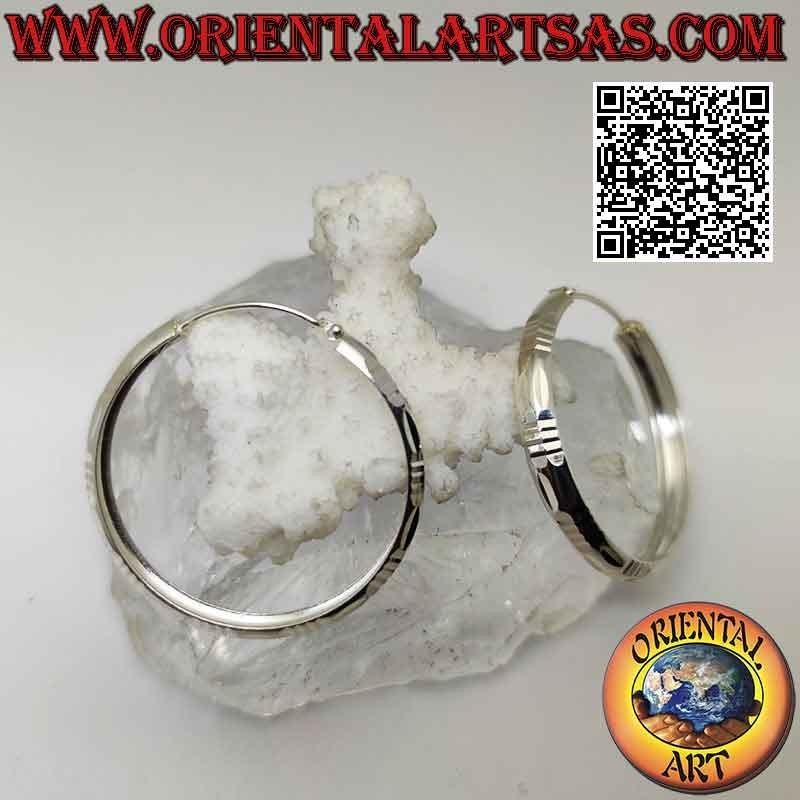 Orecchini in argento a cerchio largo diamantato baguette e orizzontali da 40 mm.