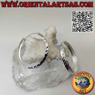 Boucles d'oreilles en argent avec un cercle de tragus en diamant de 40 mm de large.