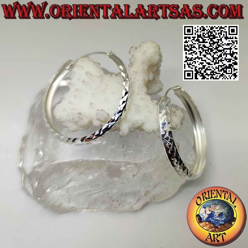 Boucles d'oreilles en argent avec un cercle de tragus en diamant de 40 mm de large.