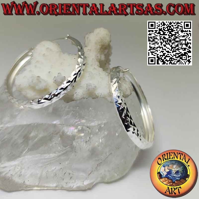 Boucles d'oreilles en argent avec un cercle de tragus en diamant de 40 mm de large.