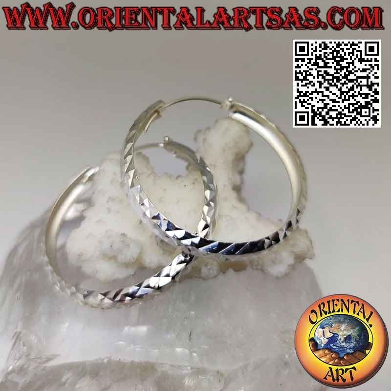 Boucles d'oreilles en argent avec un cercle de tragus en diamant de 40 mm de large.