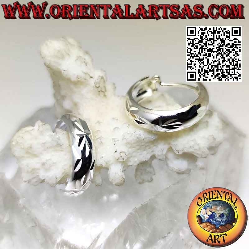 Orecchini in argento a cerchio largo diamantato a rombi da 20 mm Ø