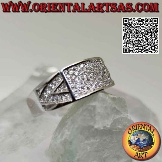 Anillo de plata con banda creciente con rectángulo tachonado de circonitas blancas y motivo triangular