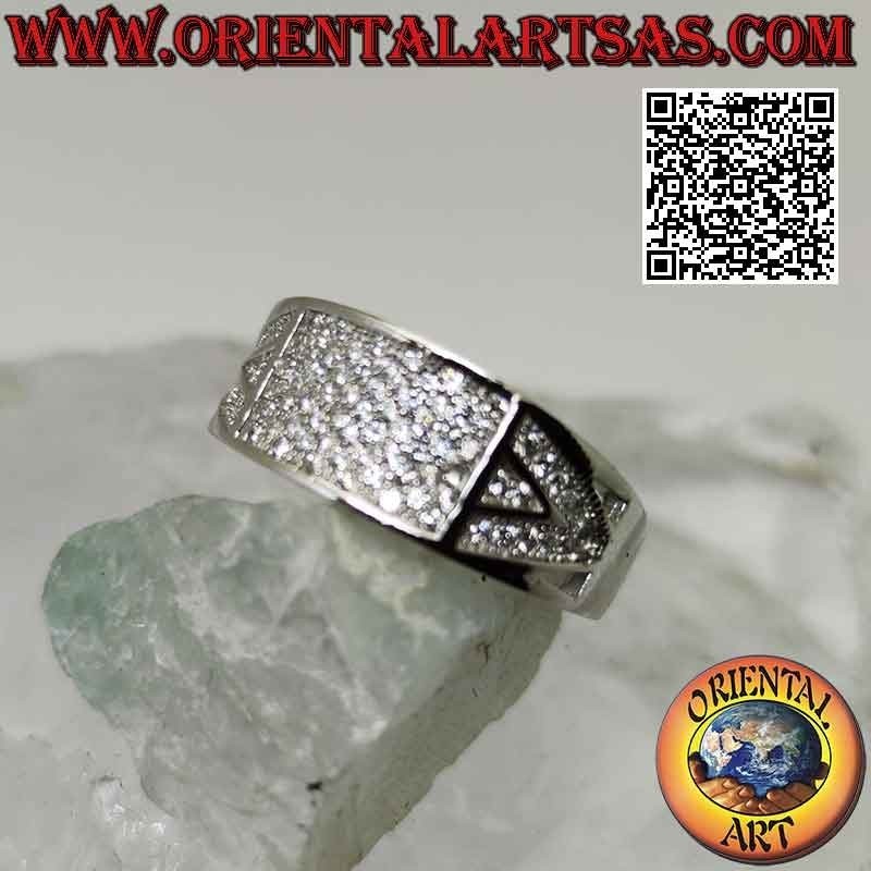 Anillo de plata con banda creciente con rectángulo tachonado de circonitas blancas y motivo triangular