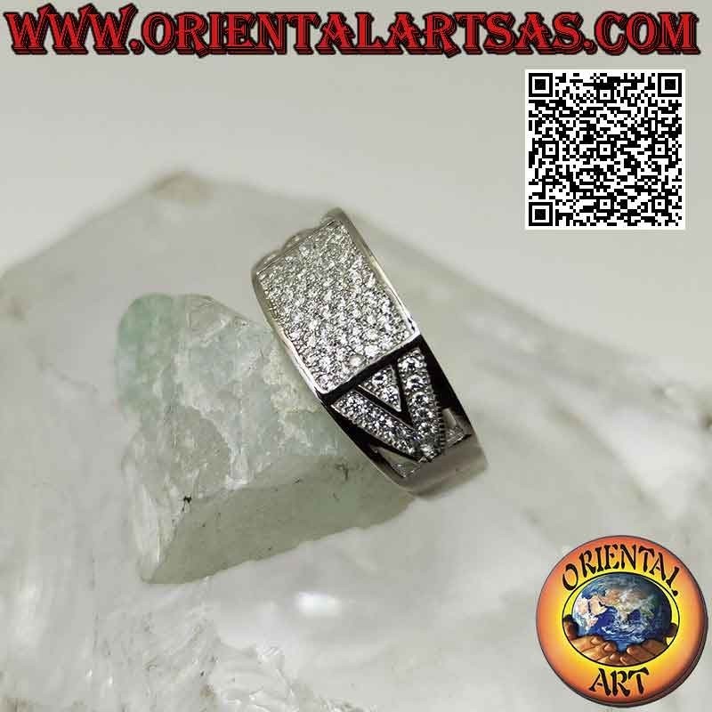 Anello in argento a fascia crescente con rettangolo tempestato di zirconi bianchi e motivo triangolare