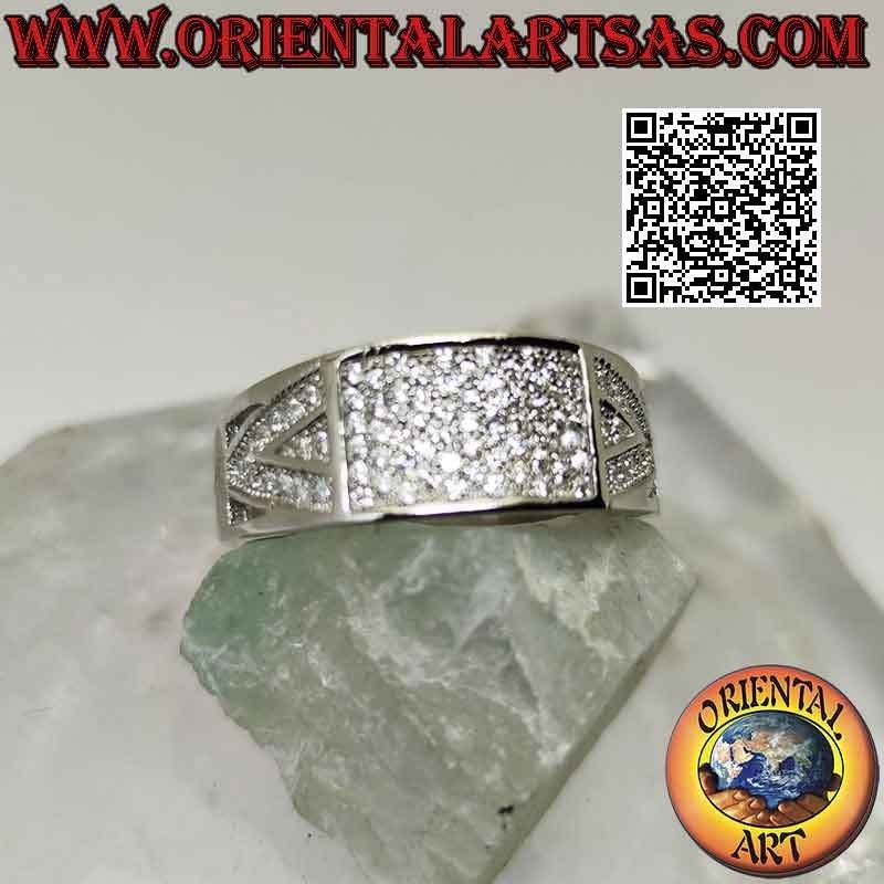 Anillo de plata con banda creciente con rectángulo tachonado de circonitas blancas y motivo triangular