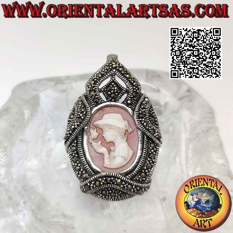 Broche colgante de plata con camafeo de niño con canario y marco tachonado de marcasita