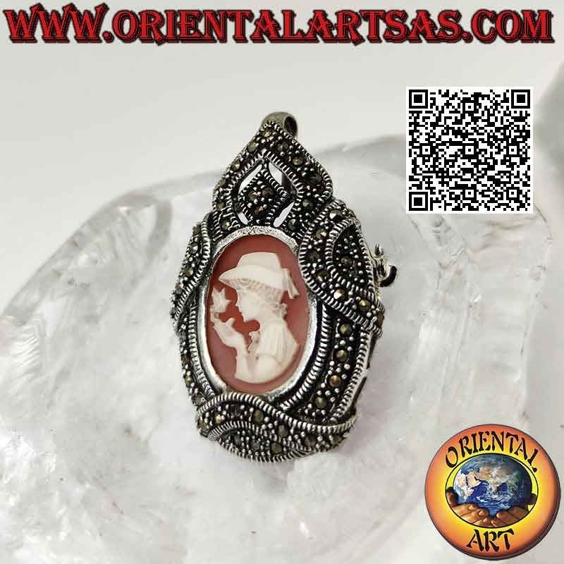 Spilla ciondolo in argento con cammeo del fanciullo col canarino e cornice tempestata di marcassite