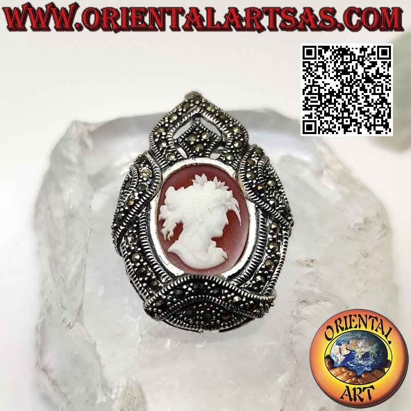 Broche pendentif en argent avec camée de femme séduisante et cadre serti de marcassite