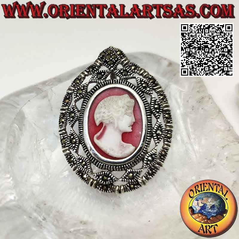 Ciondolo in argento con cammeo ovale della matrona e cornice traforata e tempestata di marcassite