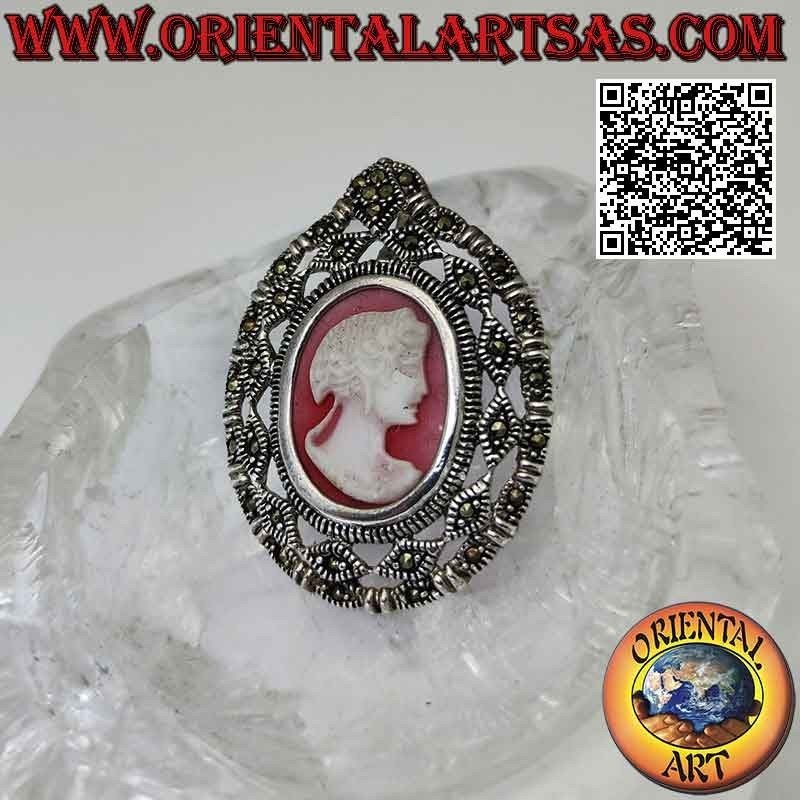 Ciondolo in argento con cammeo ovale della matrona e cornice traforata e tempestata di marcassite