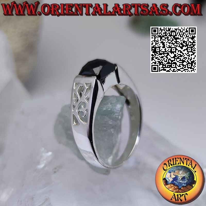 Anillo de plata con espinela facetada cuadrada y decoración floral calada en los laterales