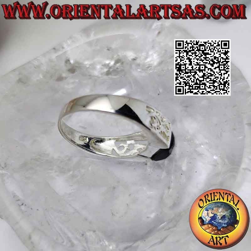 Bague en argent avec spinelle carré facetté et décor floral ajouré sur les côtés