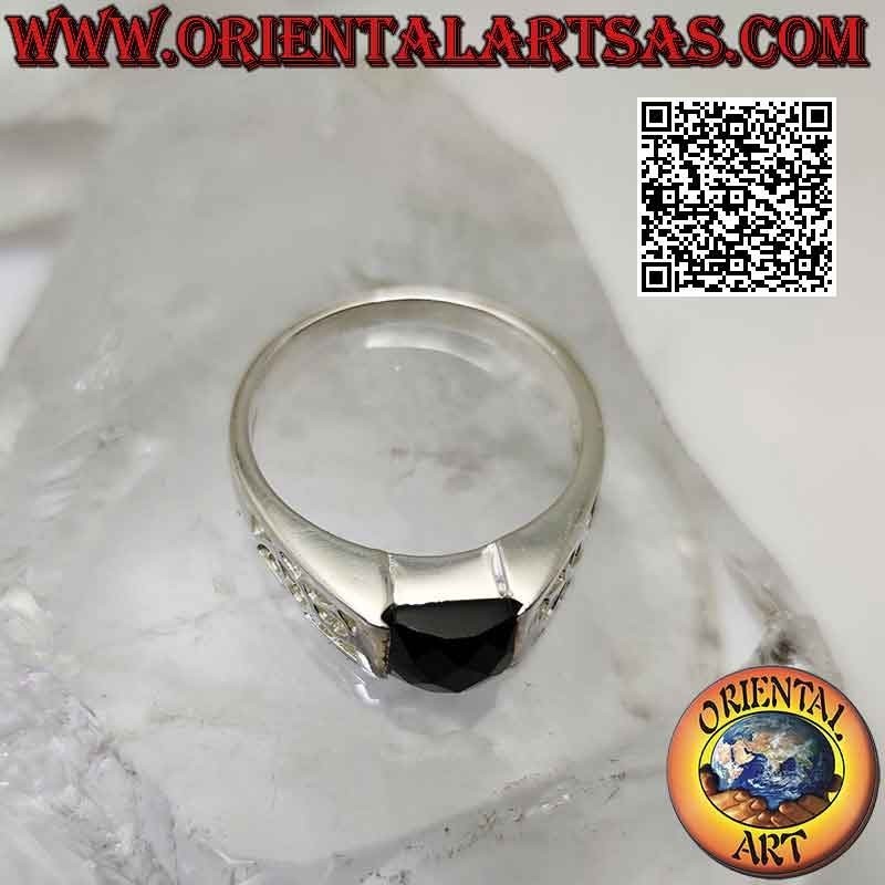 Anello in argento con spinello sfaccettato quadrato e decorazione floreale traforata sui lati