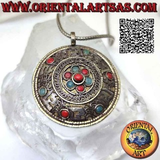 Colgante medallón tibetano con turquesas y corales milenarios, símbolos y decoración en filigrana