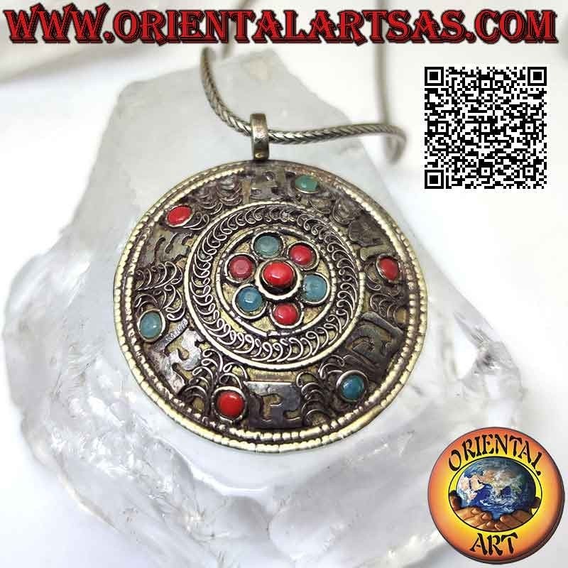 Pendentif médaillon tibétain avec turquoise et coraux anciens, symboles et décoration en filigrane