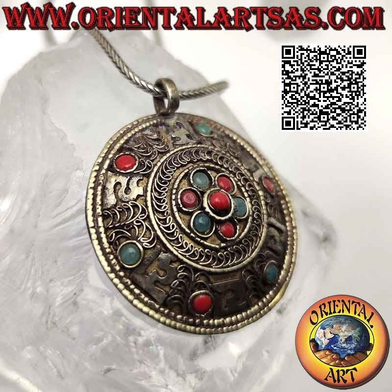 Colgante medallón tibetano con turquesas y corales milenarios, símbolos y decoración en filigrana