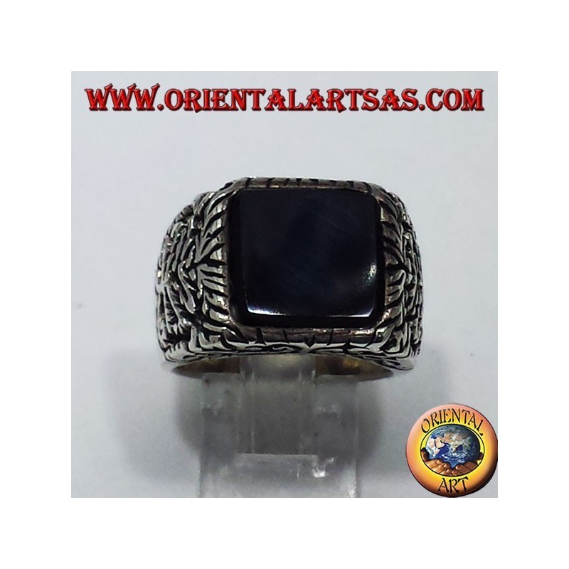 eingelegtem Silberring mit Onyx