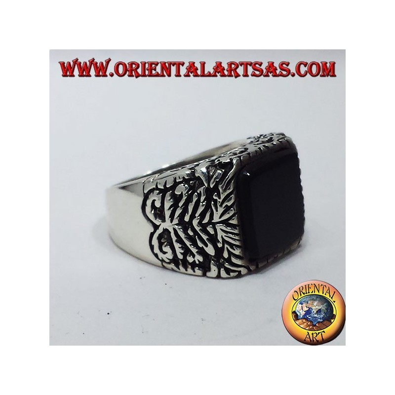 anillo de plata con incrustaciones de ónix