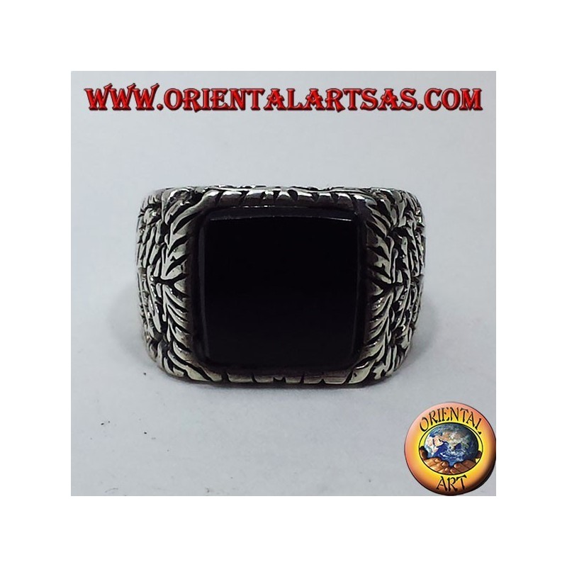 eingelegtem Silberring mit Onyx