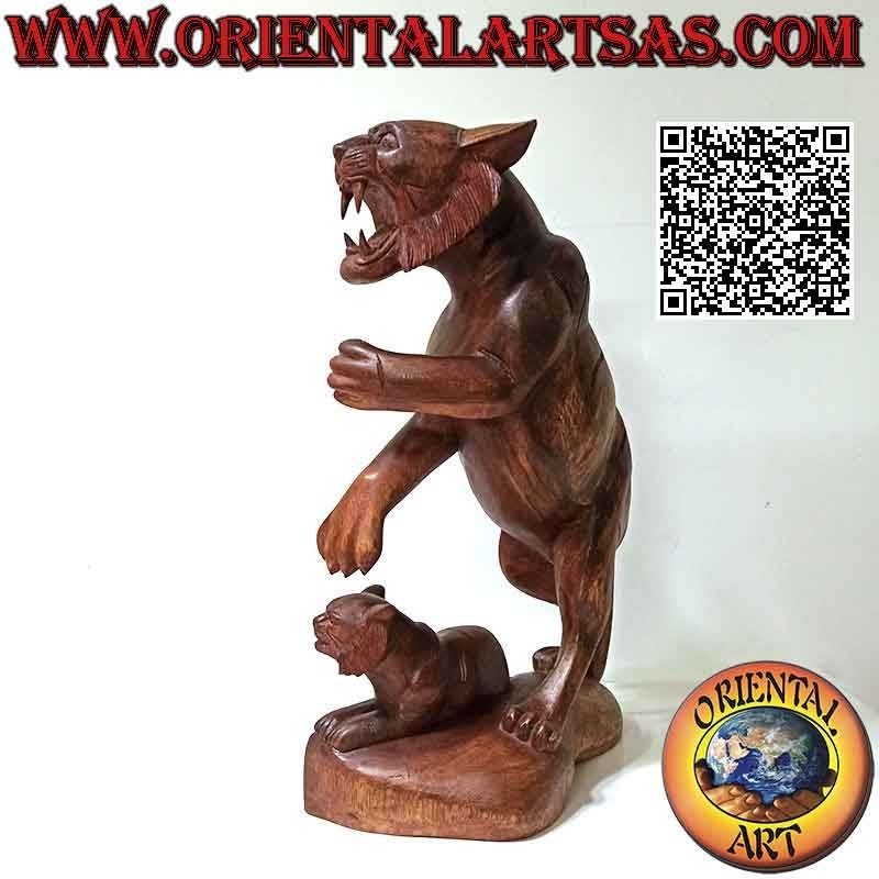 Sculpture de tigre grondant en bois de suar de 51 cm avec son petit (sculpté à la main à partir d'un seul bloc) (à gauche)
