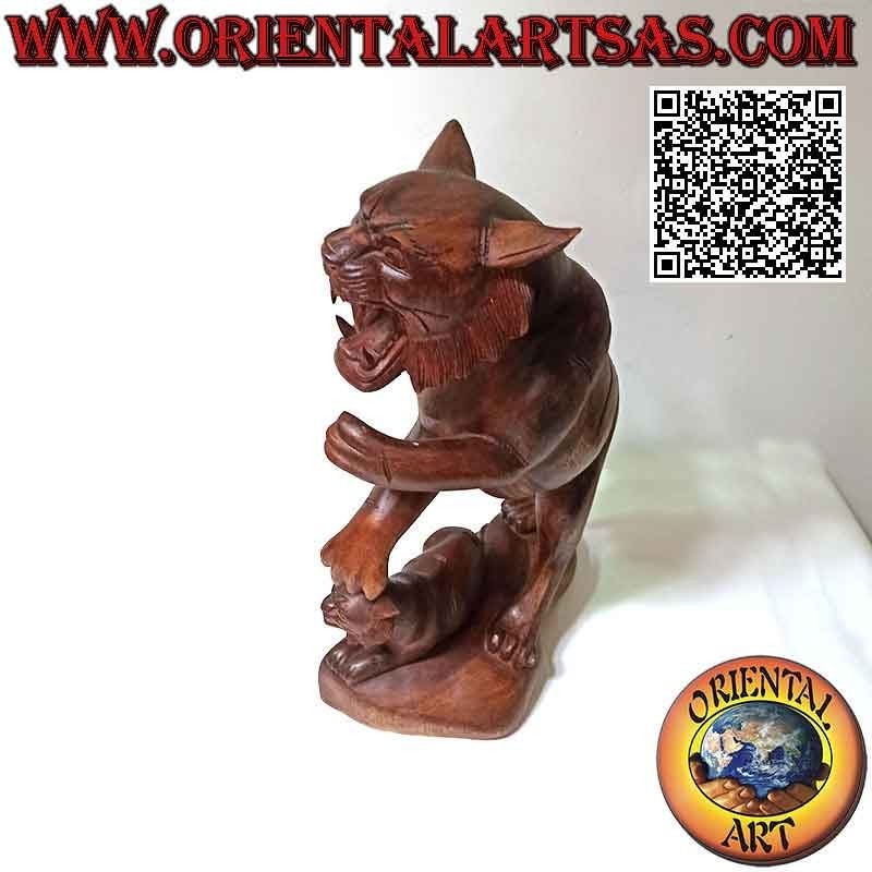 Sculpture de tigre grondant en bois de suar de 51 cm avec son petit (sculpté à la main à partir d'un seul bloc) (à gauche)