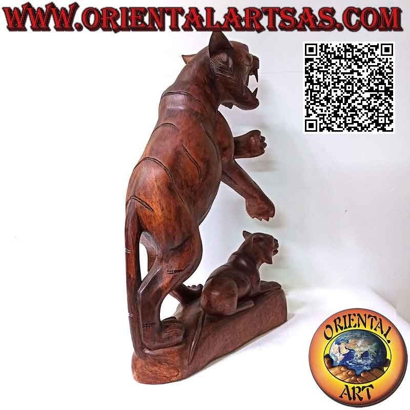 Sculpture de tigre grondant en bois de suar de 51 cm avec son petit (sculpté à la main à partir d'un seul bloc) (à gauche)