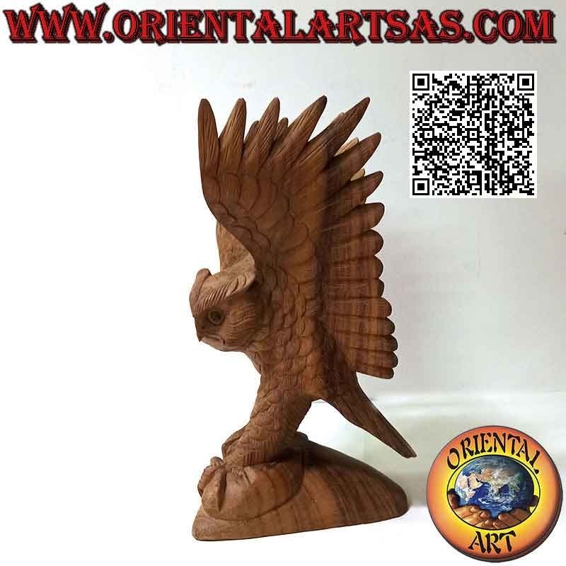 Scultura gufo con ali spiegate in legno di suar da 30 cm (scolpita a mano da un unico blocco) (naturale)