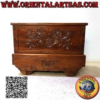 Cómoda con decoración floral en bajorrelieve y ruedas de madera de teca de 115 cm
