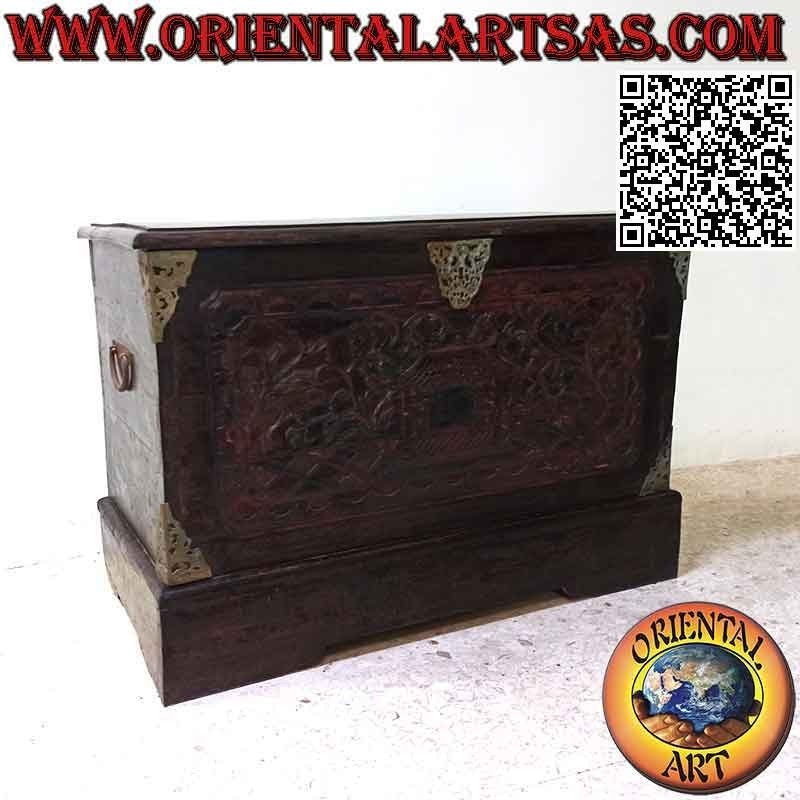 Cassapanca con "casa nella foresta" a bassorilievo e inserti in ottone antico in legno di teak da 100 cm