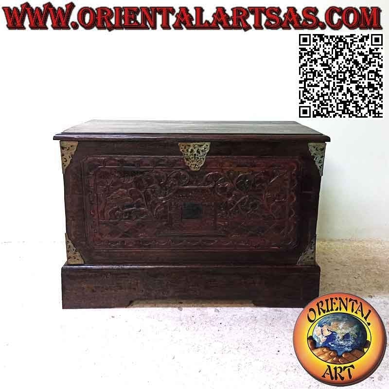 Arcón con bajorrelieve "casa en el bosque" e inserciones de latón antiguo en madera de teca de 100 cm