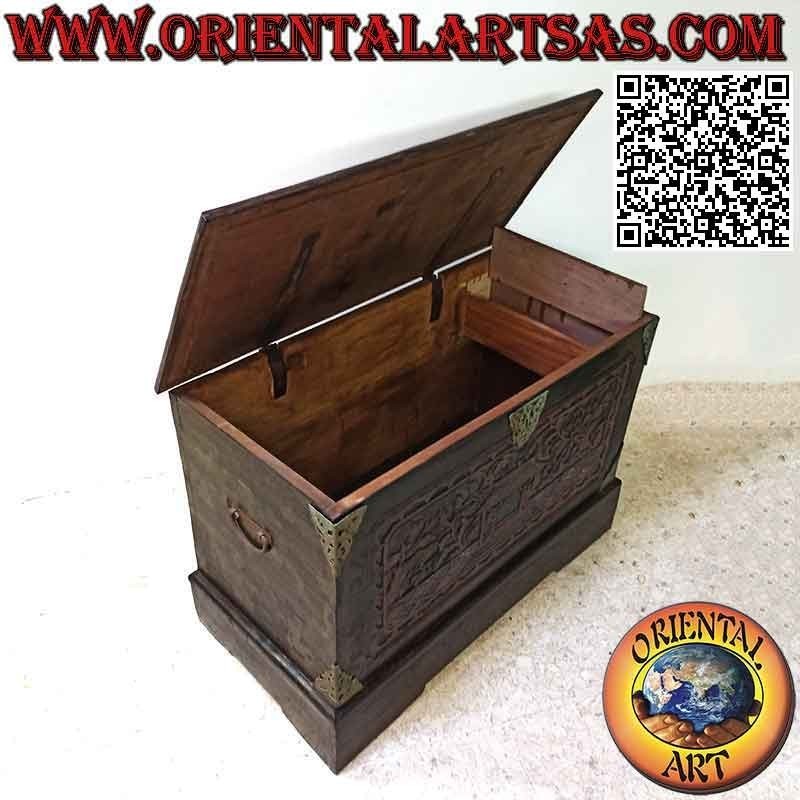 Cassapanca con "casa nella foresta" a bassorilievo e inserti in ottone antico in legno di teak da 100 cm
