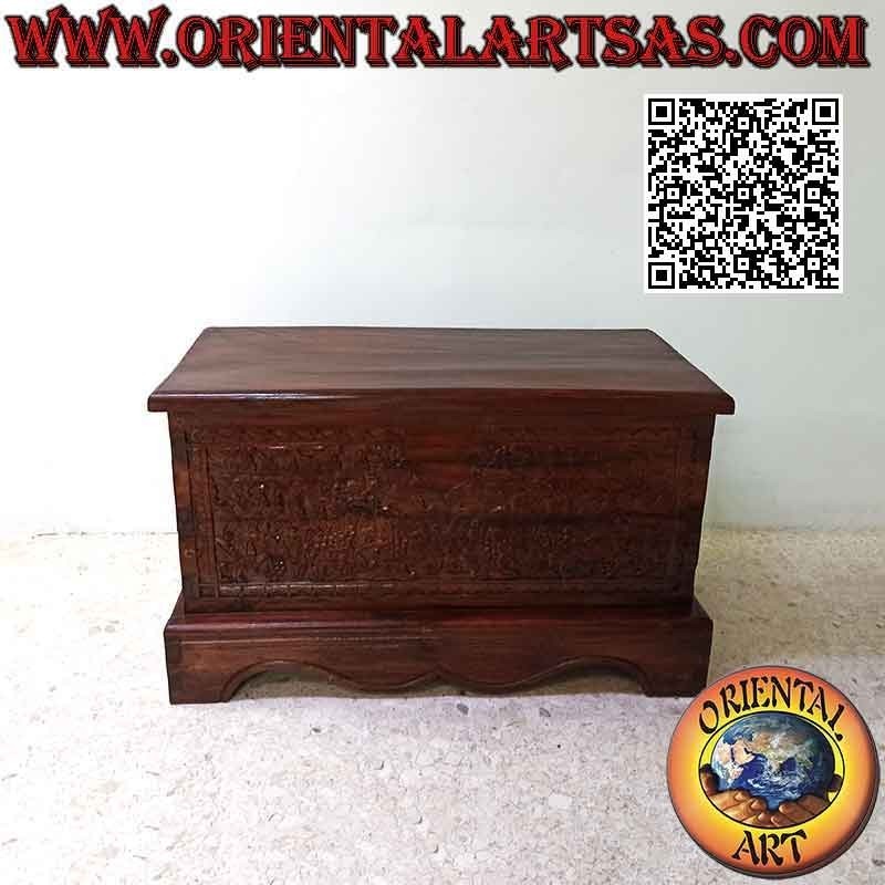 Arcón con decoración floral tallada en bajorrelieve en madera de teca de 95 cm