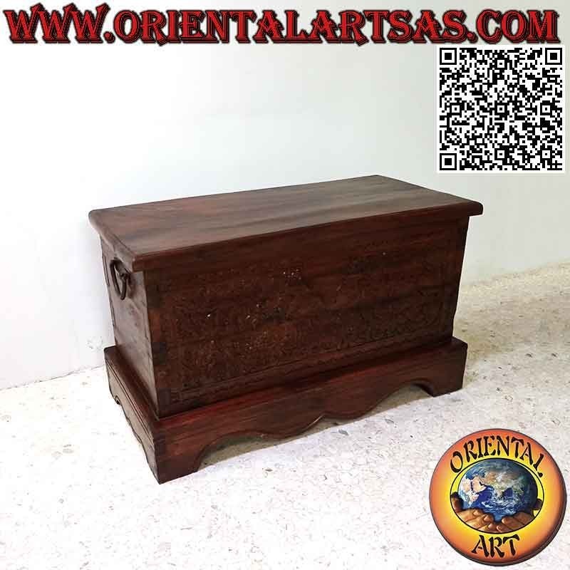 Arcón con decoración floral tallada en bajorrelieve en madera de teca de 95 cm