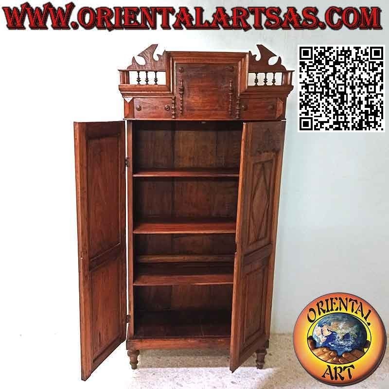 Mueble despensa de 2 puertas y 4 baldas con columnas decorativas en madera de teca envejecida