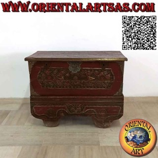 Coffre antique à roulettes, bordeaux et or avec décorations en bas-relief et inserts en laiton en bois de teck