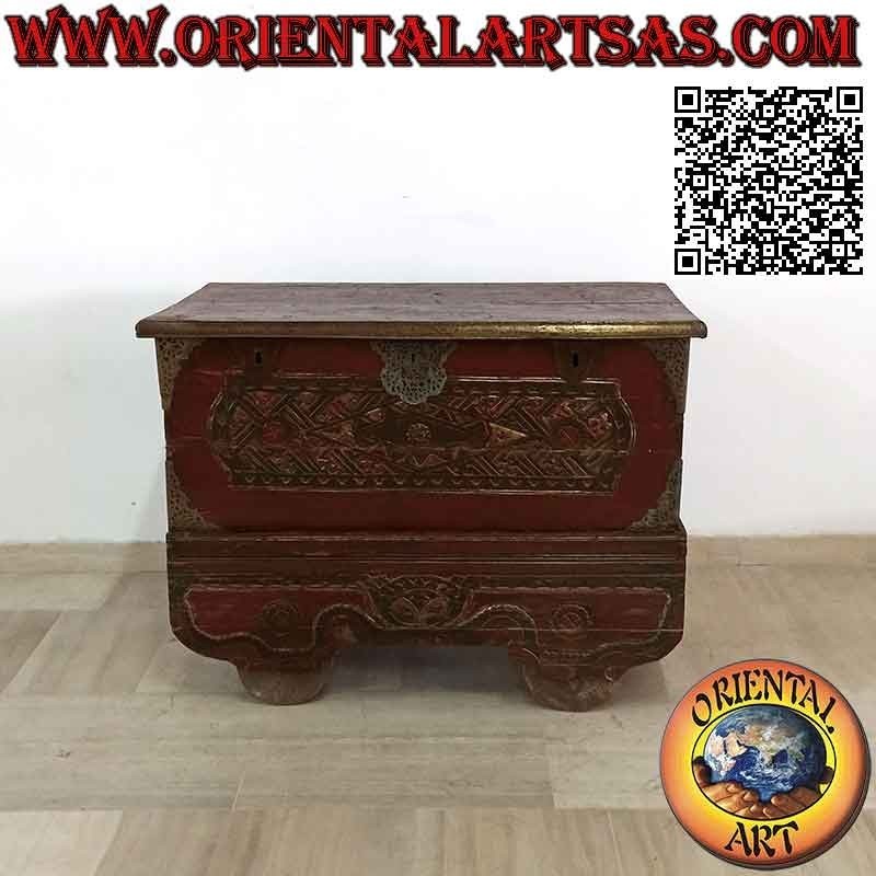 Cassapanca antica con ruote, bordeaux e oro con decorazioni a bassorilievo e inserti in ottone in legno di teak