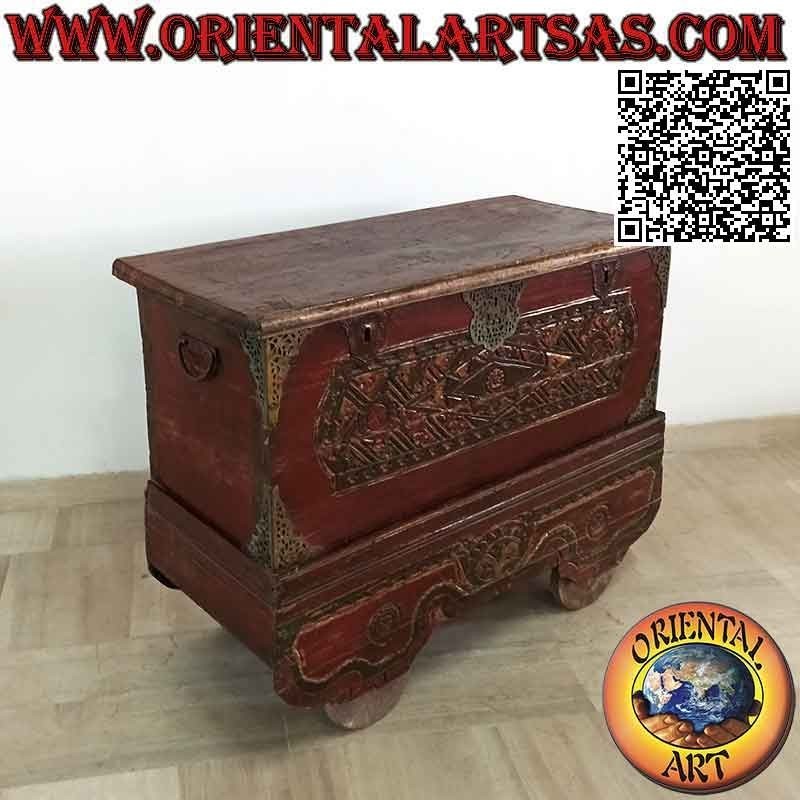 Cómoda antigua con ruedas, burdeos y oro con decoraciones en bajorrelieve e inserciones de latón en madera de teca