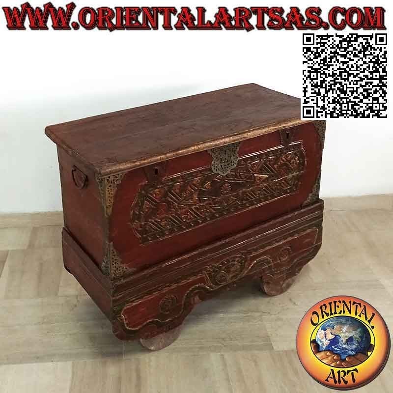 Antique chest with wheels, bordeaux and gold with bas-relief decorations and brass inserts in teak wood