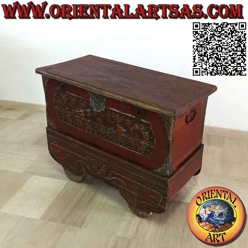 Coffre antique à roulettes, bordeaux et or avec décorations en bas-relief et inserts en laiton en bois de teck