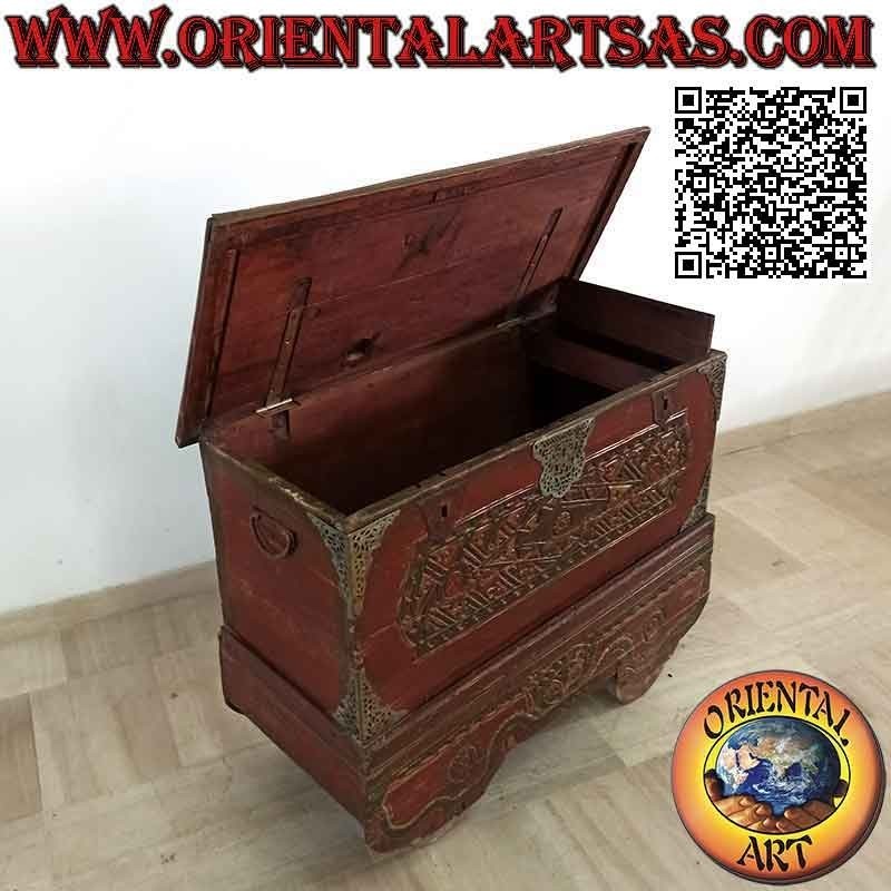Coffre antique à roulettes, bordeaux et or avec décorations en bas-relief et inserts en laiton en bois de teck