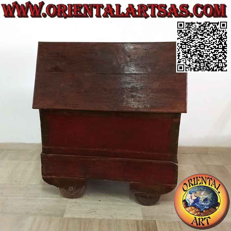 Cassapanca antica con ruote, bordeaux e oro con decorazioni a bassorilievo e inserti in ottone in legno di teak