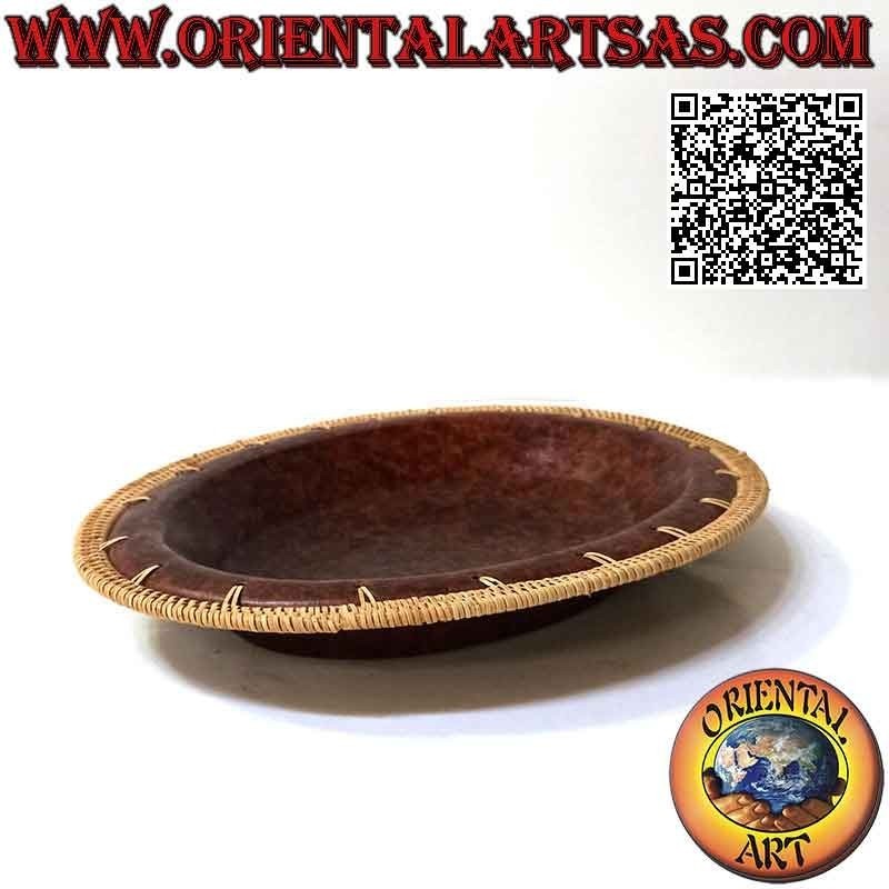 Bandeja vaciabolsillos tradicional Lombok ovalada de terracota con borde de mimbre, hecha a mano