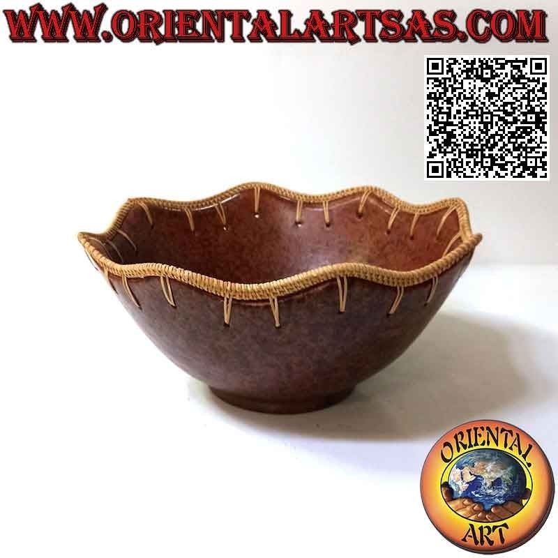 Bol des aborigènes de Lombok en terre cuite et bord en rotin ondulé de 28 cm